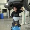 Una dolce sensazione di piedi nudi in officina