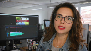 Diana arbeitet gehend am Bürotisch
